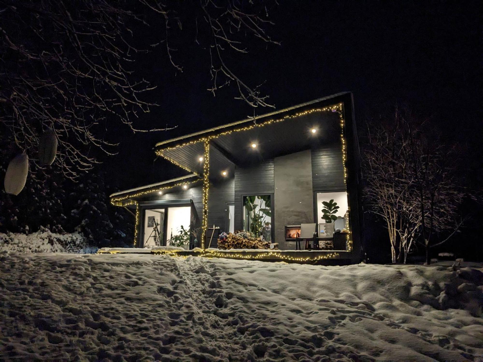Black Walnut House With Indoor Outdoor Fireplace Izvoarele  Exterior photo