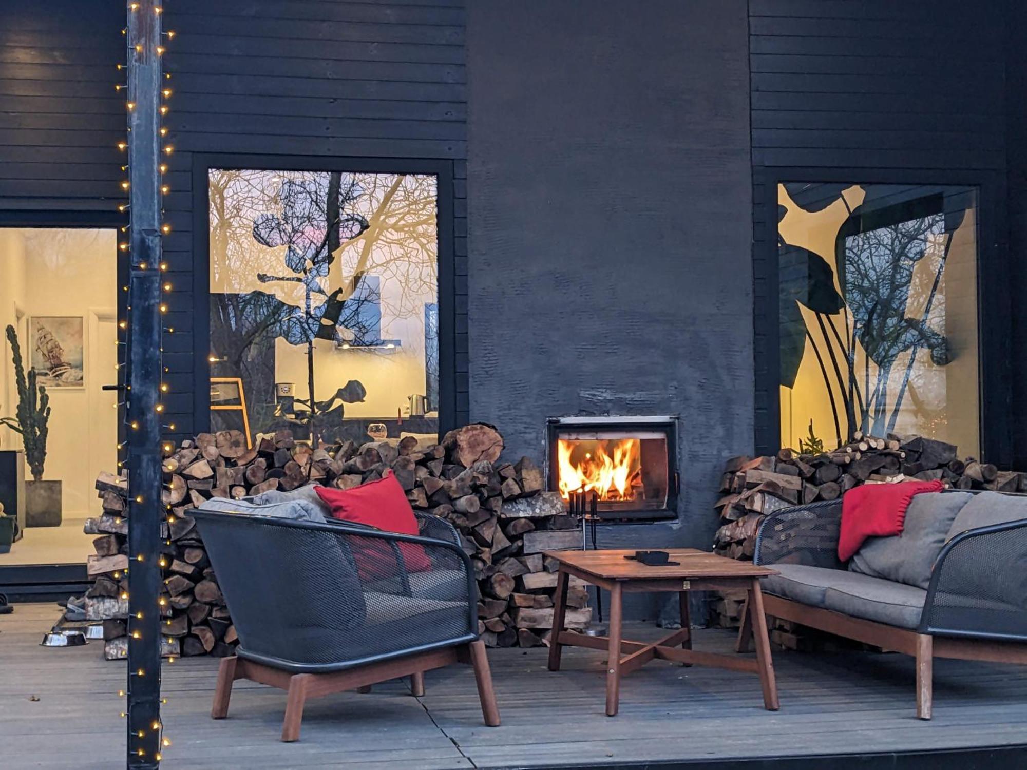 Black Walnut House With Indoor Outdoor Fireplace Izvoarele  Exterior photo