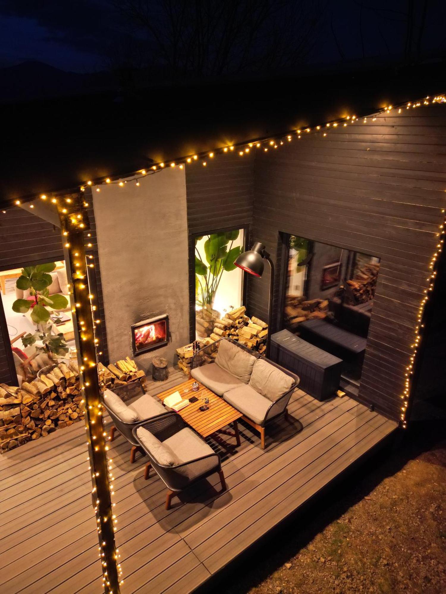 Black Walnut House With Indoor Outdoor Fireplace Izvoarele  Exterior photo