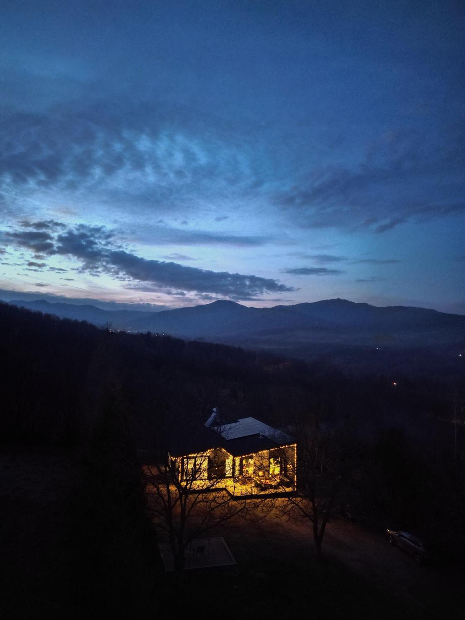 Black Walnut House With Indoor Outdoor Fireplace Izvoarele  Exterior photo