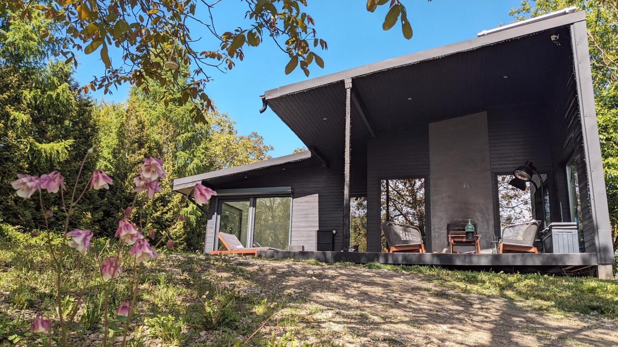 Black Walnut House With Indoor Outdoor Fireplace Izvoarele  Exterior photo